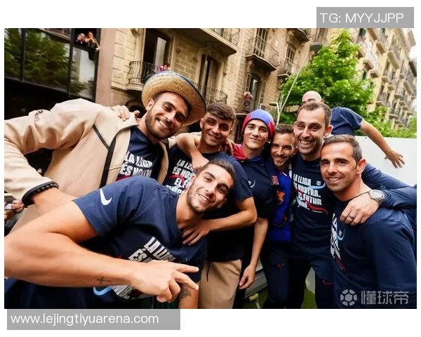 佩德里社交媒体分享与阿尔巴合照表达敬意感慨并肩作战的荣幸